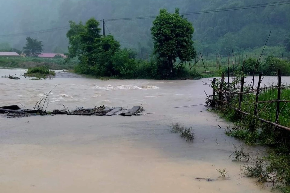 Nhiều nơi ở Thanh Hóa ngập nặng do mưa lớn - 1
