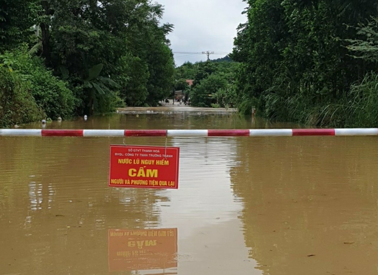 Nhiều nơi ở Thanh Hóa ngập nặng do mưa lớn - 3