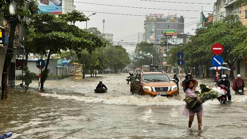 Nước ngập lút ô tô, xe máy trên đường phố Nam Định - 7