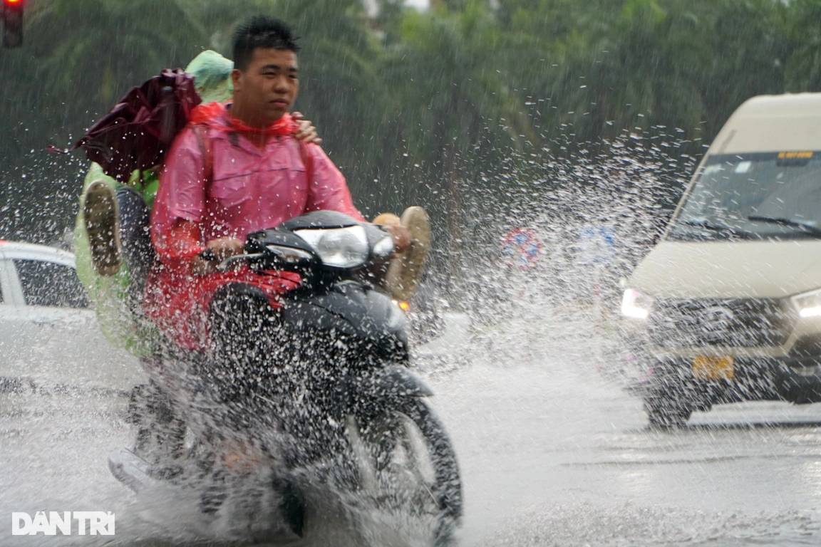 Mưa lớn, nhiều tuyến đường tại Thanh Hóa, Nghệ An thành sông - 2