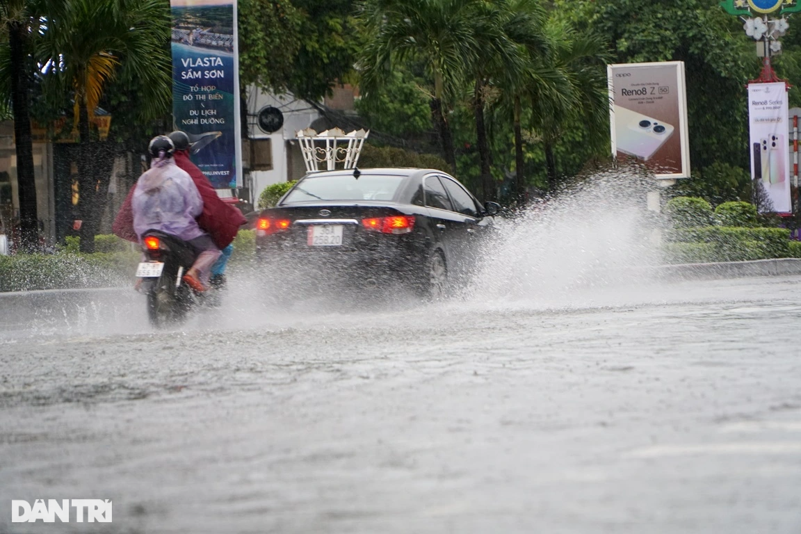 Mưa lớn, nhiều tuyến đường tại Thanh Hóa, Nghệ An thành sông - 3