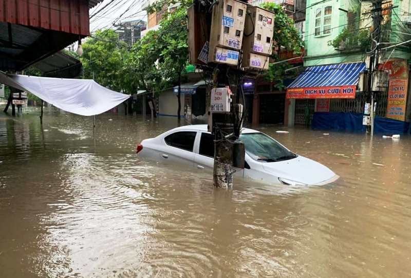 Nước ngập lút ô tô, xe máy trên đường phố Nam Định - 1