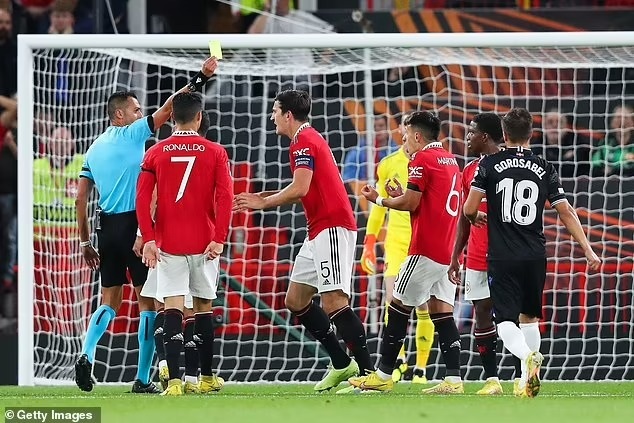 Tranh cãi tình huống trung vệ Martinez trở thành tội đồ của Man Utd - 2