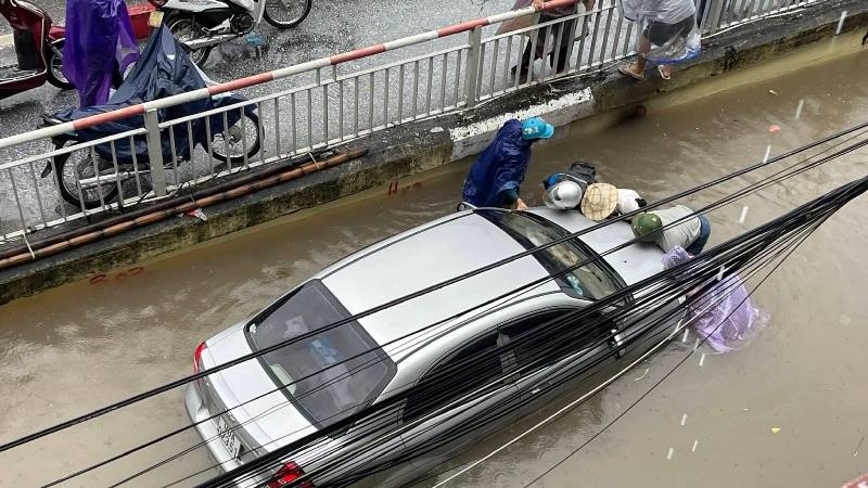 Nước ngập lút ô tô, xe máy trên đường phố Nam Định - 6