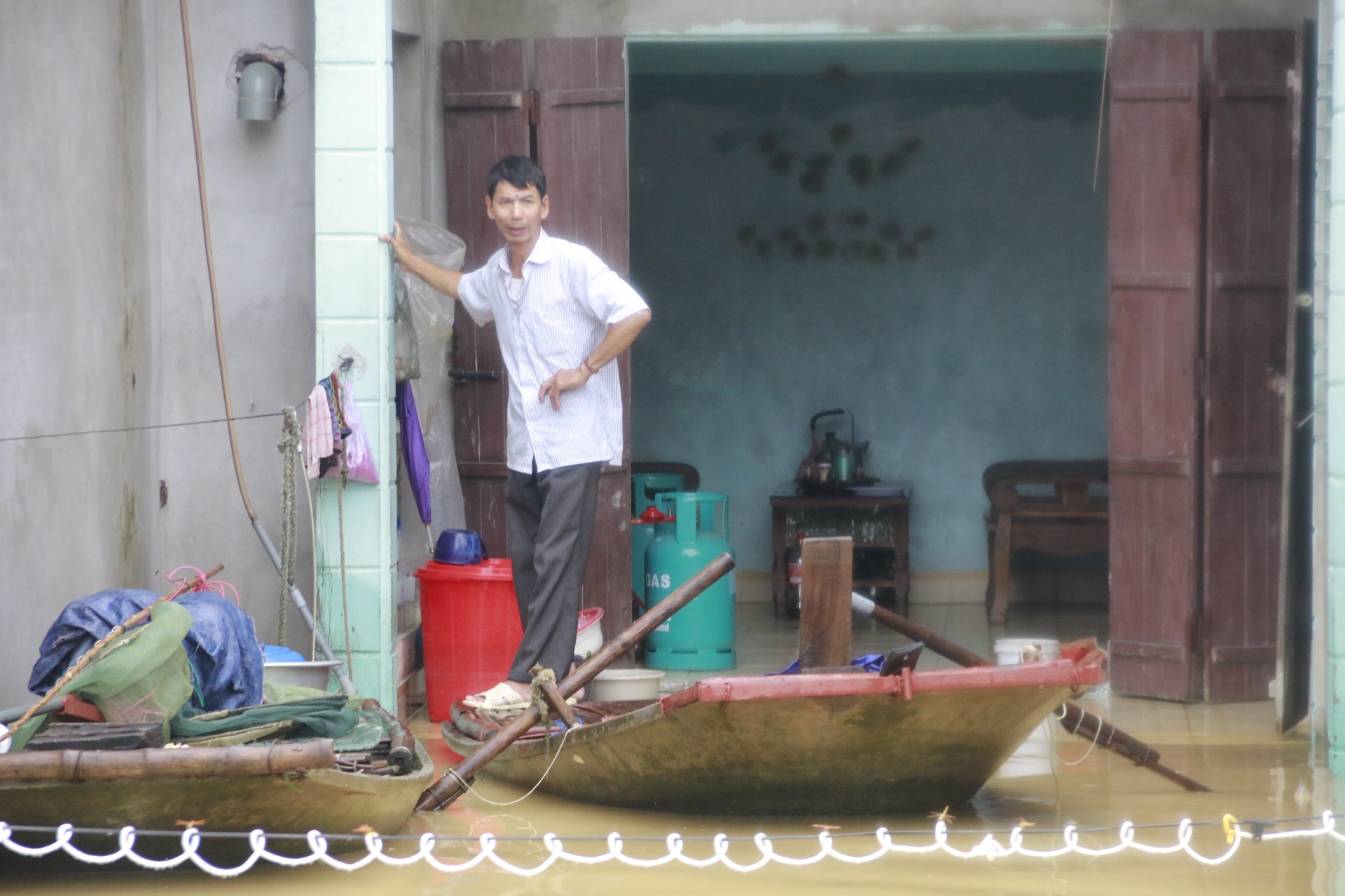 Cận cảnh nước lũ cô lập hàng trăm hộ dân ở Ninh Bình - 11
