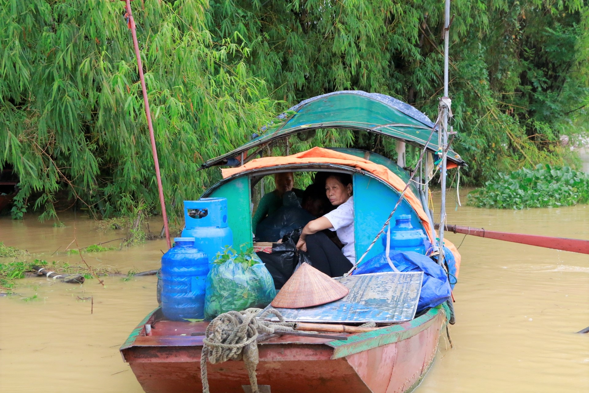 Cận cảnh nước lũ cô lập hàng trăm hộ dân ở Ninh Bình - 8