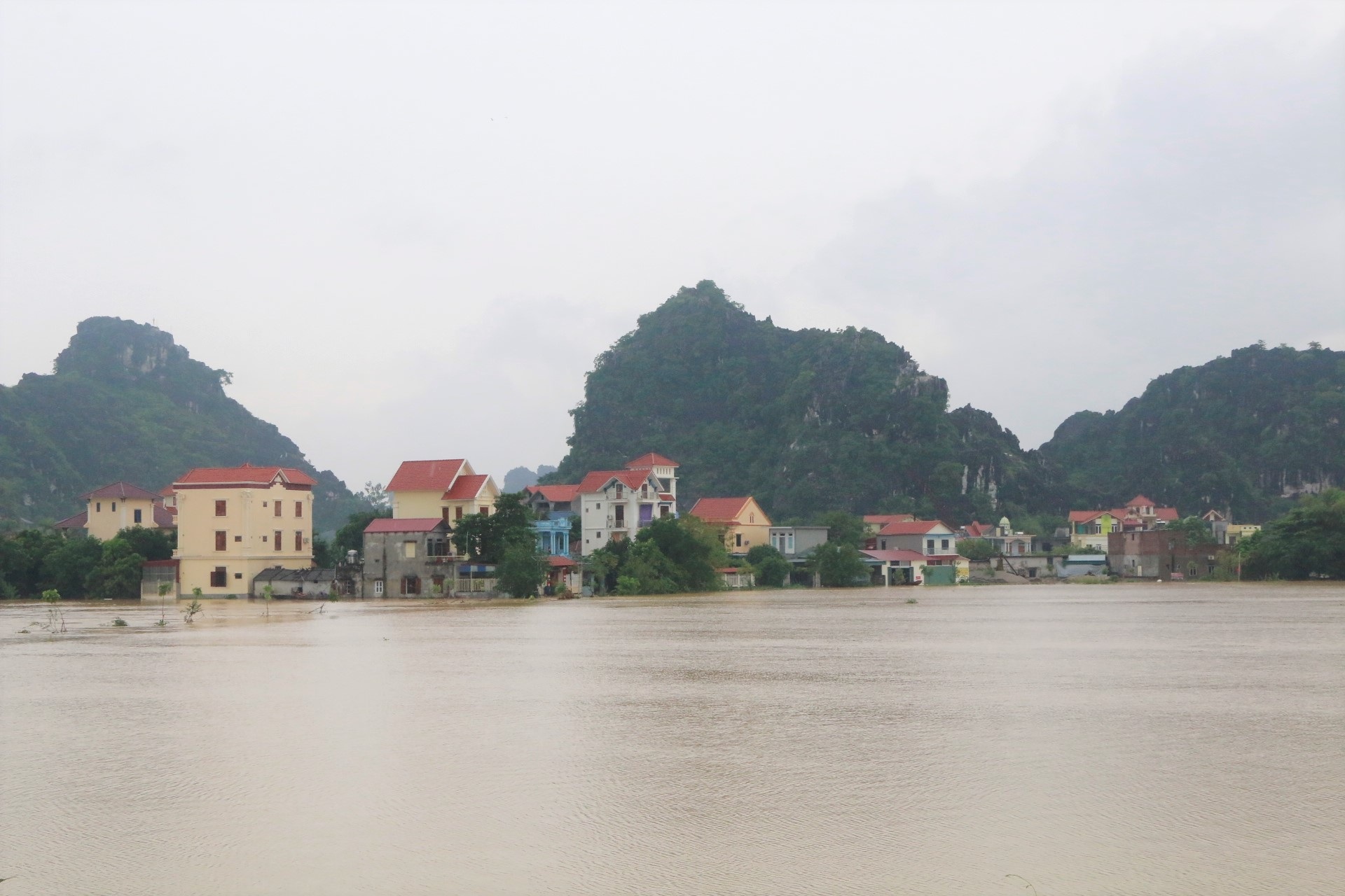 Cận cảnh nước lũ cô lập hàng trăm hộ dân ở Ninh Bình - 1