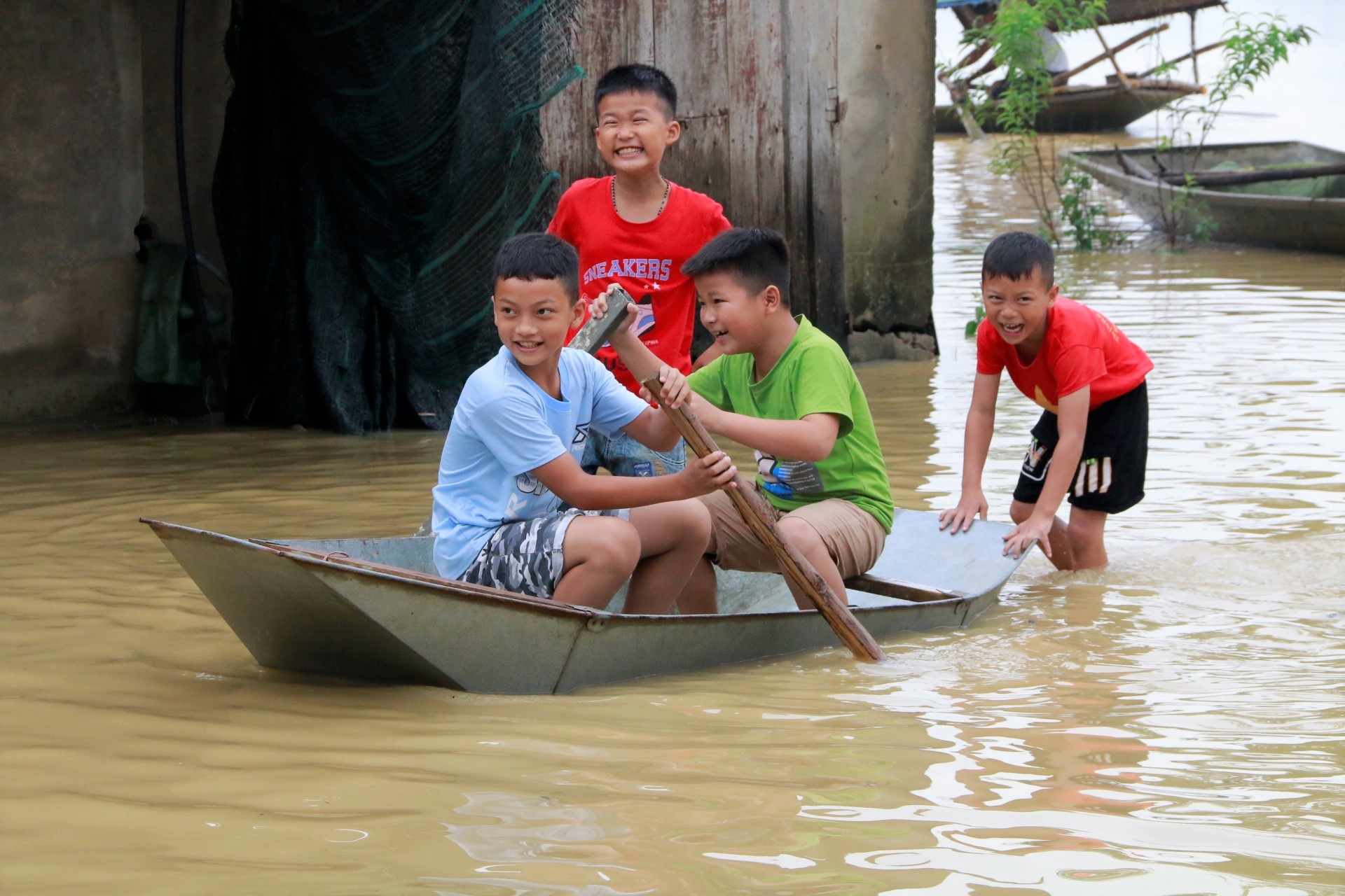 Cận cảnh nước lũ cô lập hàng trăm hộ dân ở Ninh Bình - 9