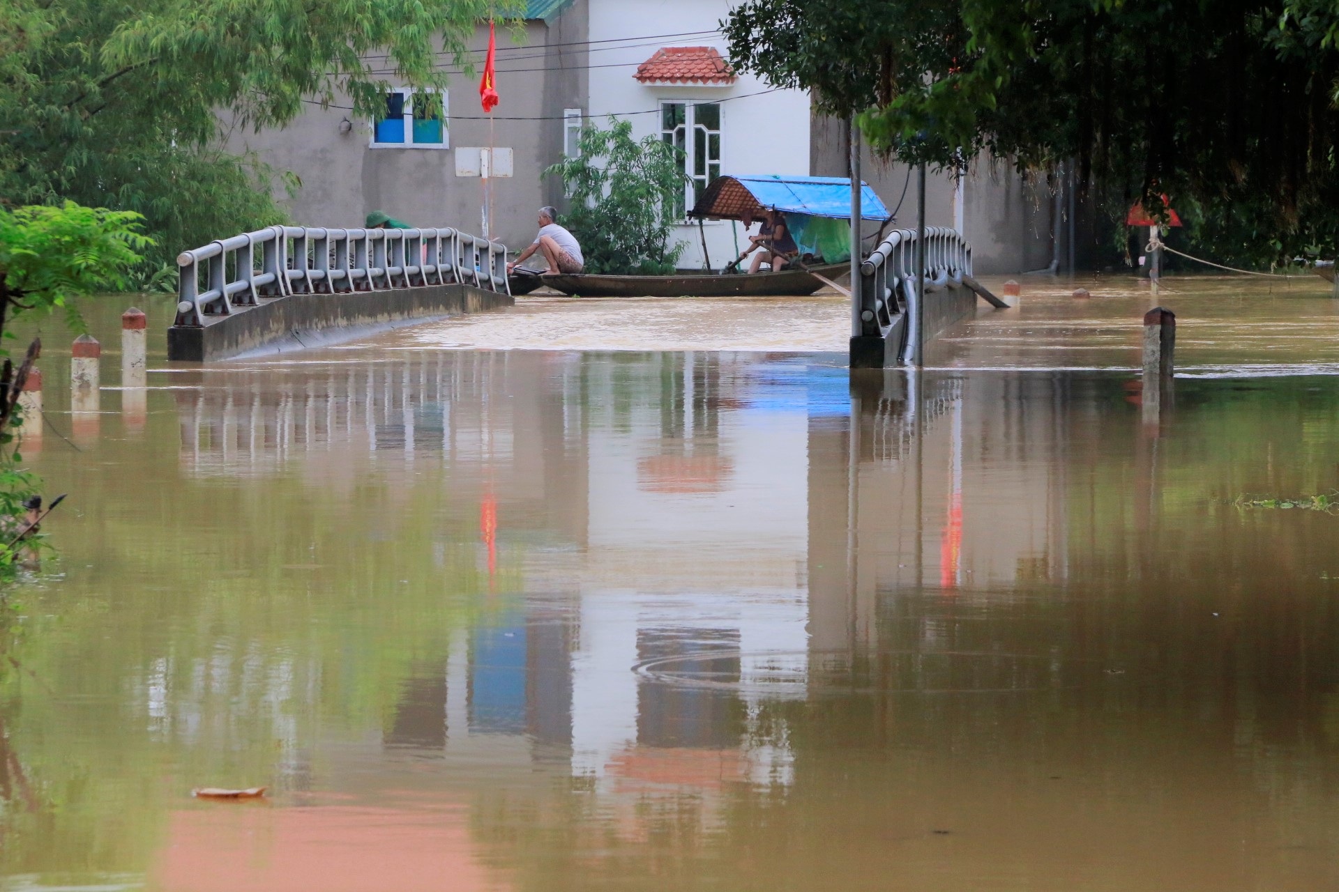 Cận cảnh nước lũ cô lập hàng trăm hộ dân ở Ninh Bình - 5