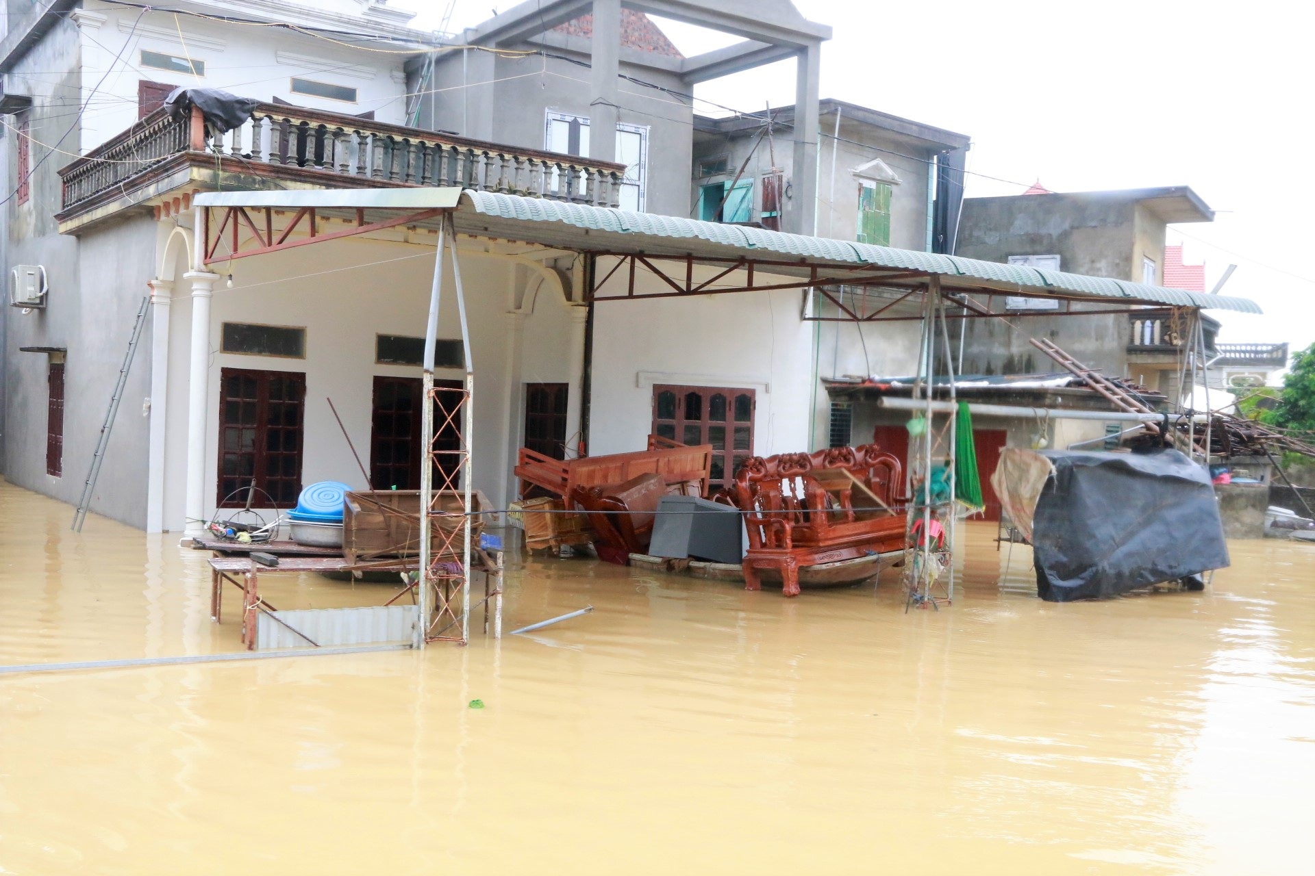 Cận cảnh nước lũ cô lập hàng trăm hộ dân ở Ninh Bình - 3