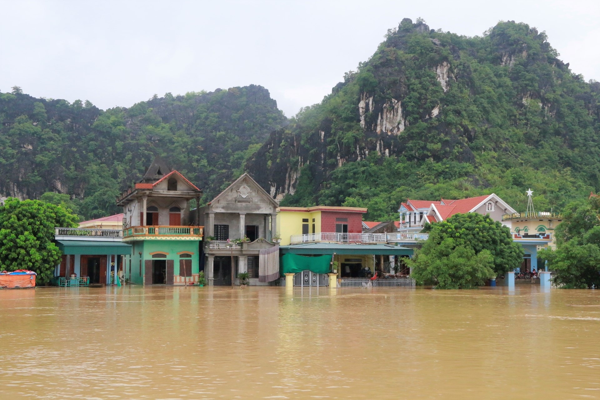 Cận cảnh nước lũ cô lập hàng trăm hộ dân ở Ninh Bình - 2