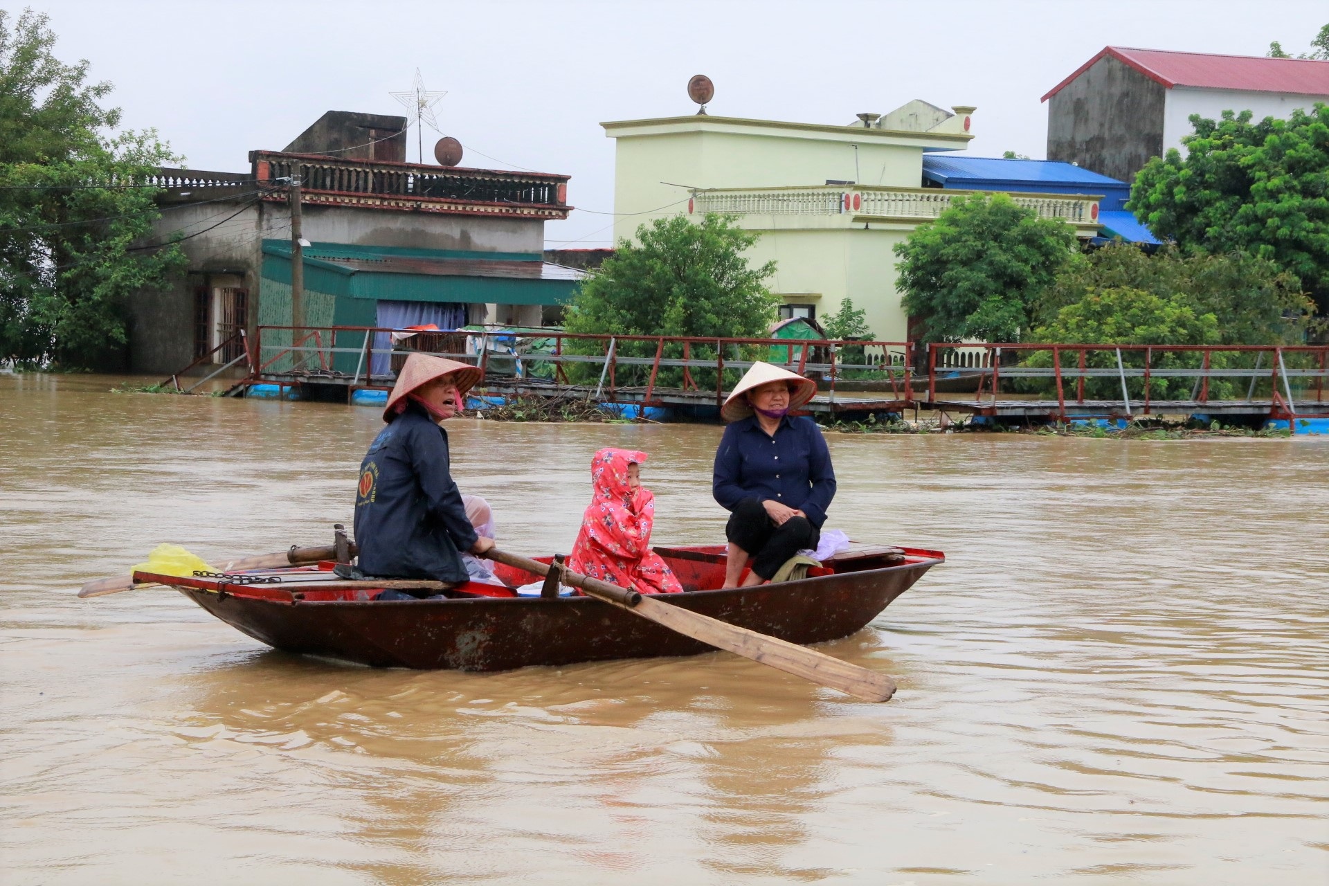 Cận cảnh nước lũ cô lập hàng trăm hộ dân ở Ninh Bình - 6