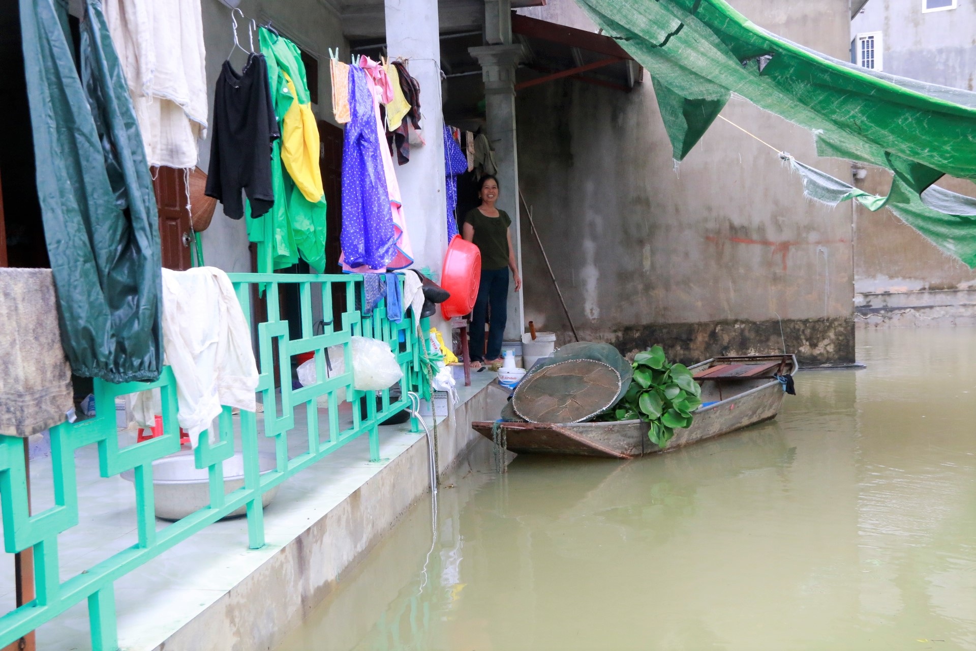 Cận cảnh nước lũ cô lập hàng trăm hộ dân ở Ninh Bình - 10