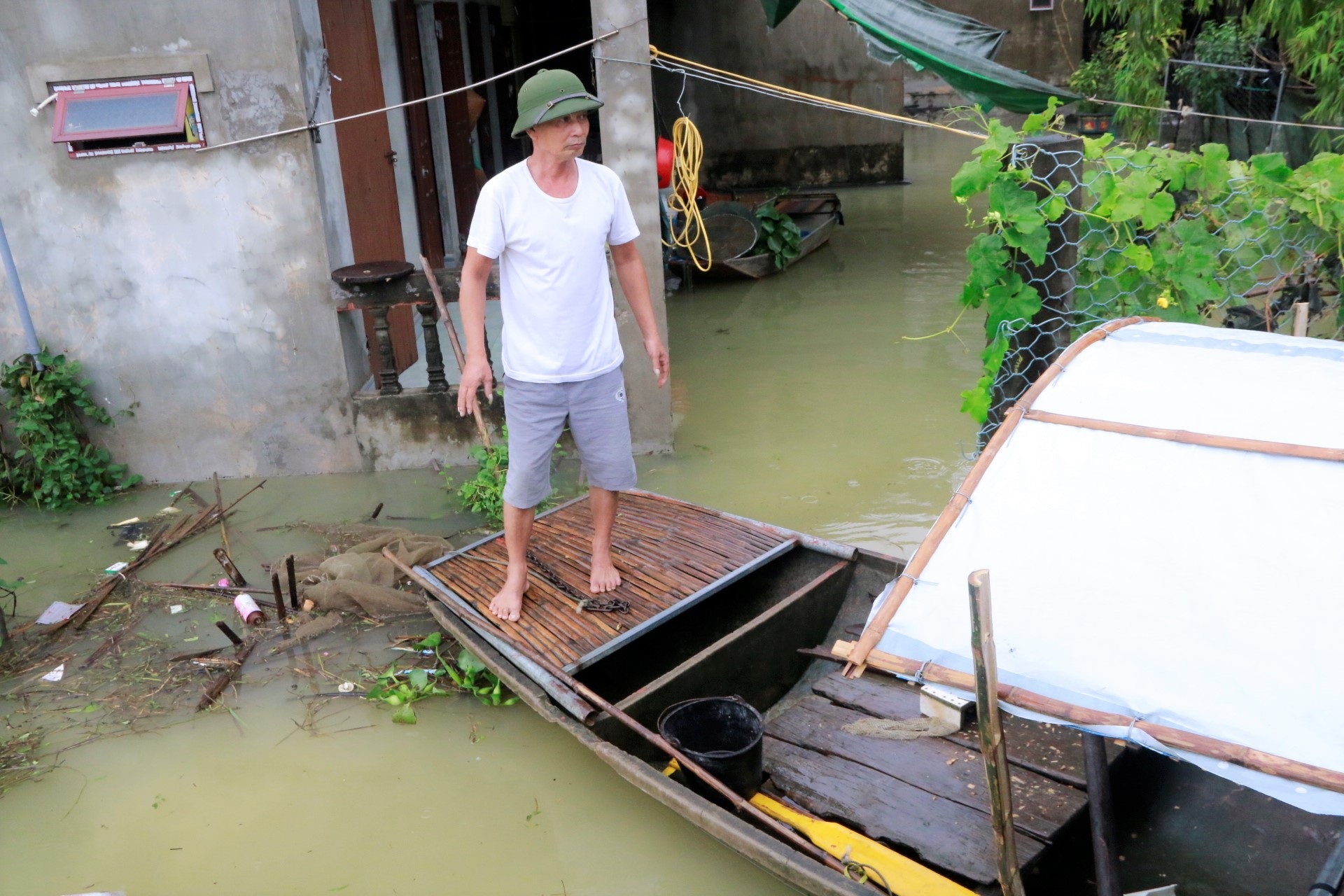 Cận cảnh nước lũ cô lập hàng trăm hộ dân ở Ninh Bình - 7