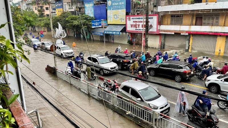 Nước ngập lút ô tô, xe máy trên đường phố Nam Định - 5