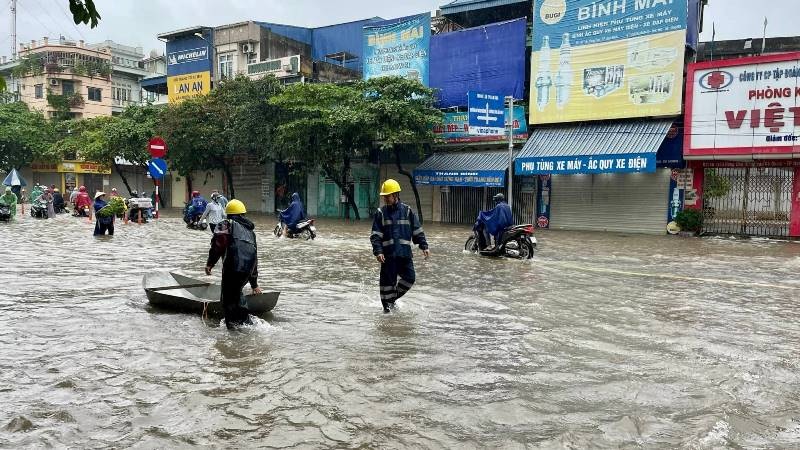 Nước ngập lút ô tô, xe máy trên đường phố Nam Định - 8