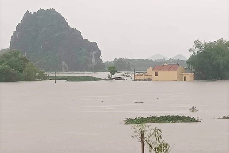 Gần 500 căn nhà ở Ninh Bình ngập lụt, nhiều khu dân cư bị chia cắt - 1