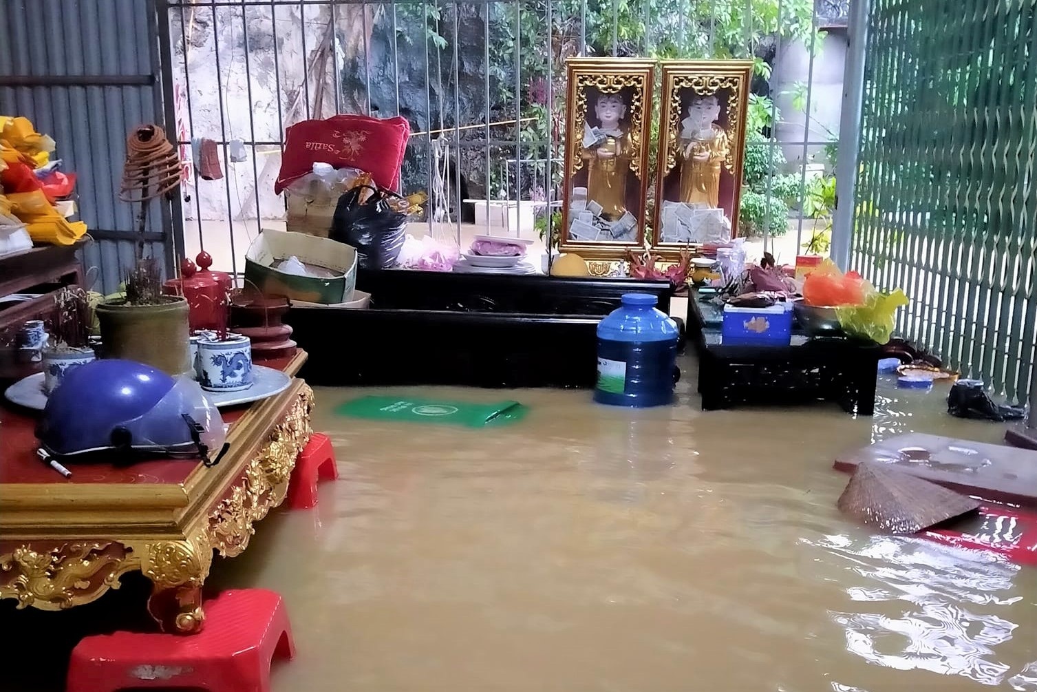 Gần 500 căn nhà ở Ninh Bình ngập lụt, nhiều khu dân cư bị chia cắt - 2