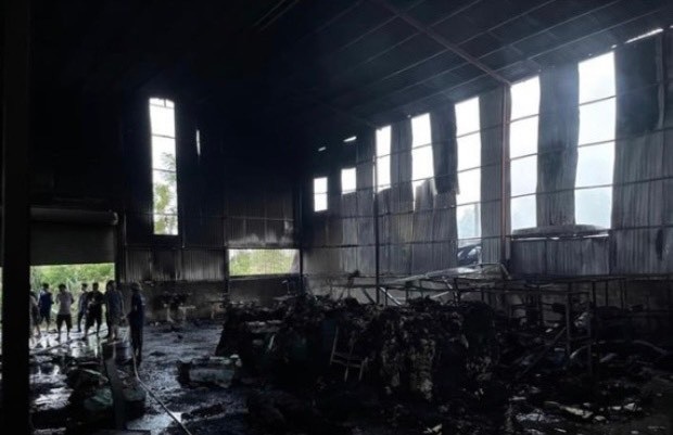 Cháy lớn tại xưởng chăn đệm ở Hà Nội, 3 mẹ con bị thương - 2