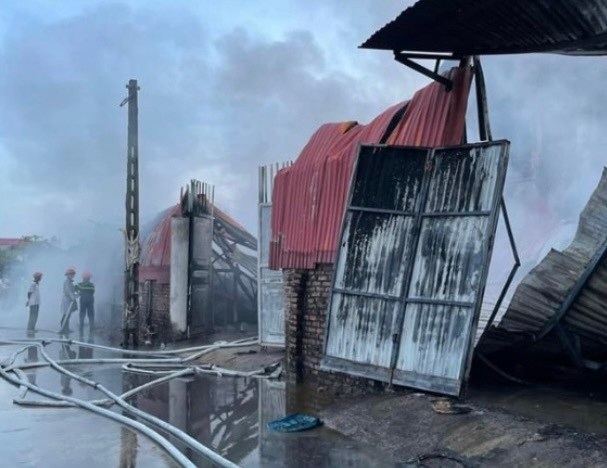 Cháy lớn tại xưởng chăn đệm ở Hà Nội, 3 mẹ con bị thương - 1