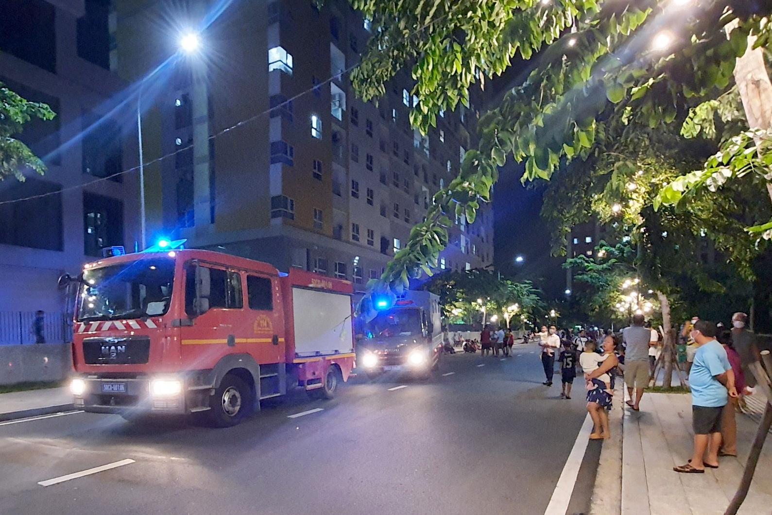 TPHCM: Cháy căn hộ chung cư, người dân tháo chạy trong đêm - 2