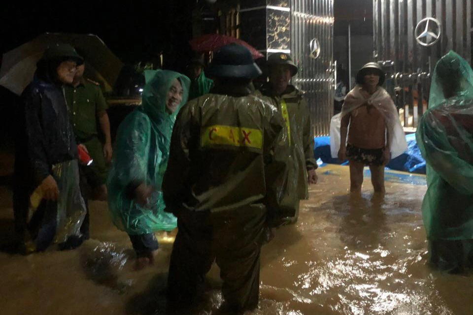Hà Nội di dời hơn 200 hộ dân do mưa lũ - 3