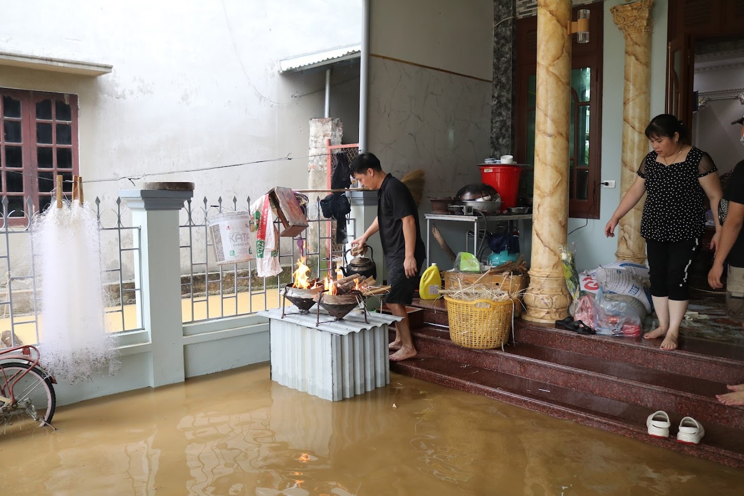 Hà Nội di dời hơn 200 hộ dân do mưa lũ - 2
