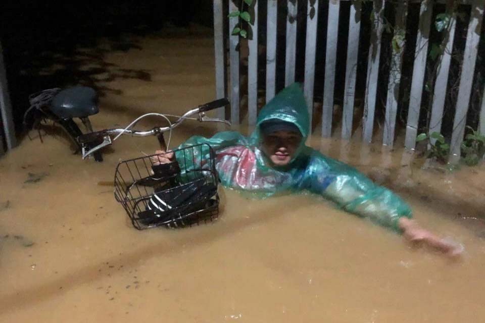 Hà Nội di dời hơn 200 hộ dân do mưa lũ - 1