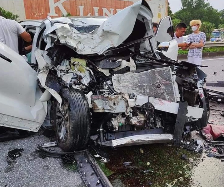 Ô tô con đụng độ xe khách trên cao tốc Nội Bài - Lào Cai, một người chết - 1
