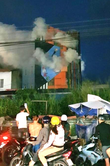 Cháy quán karaoke ở Đồng Nai, gần 20 người kịp chạy thoát - 1