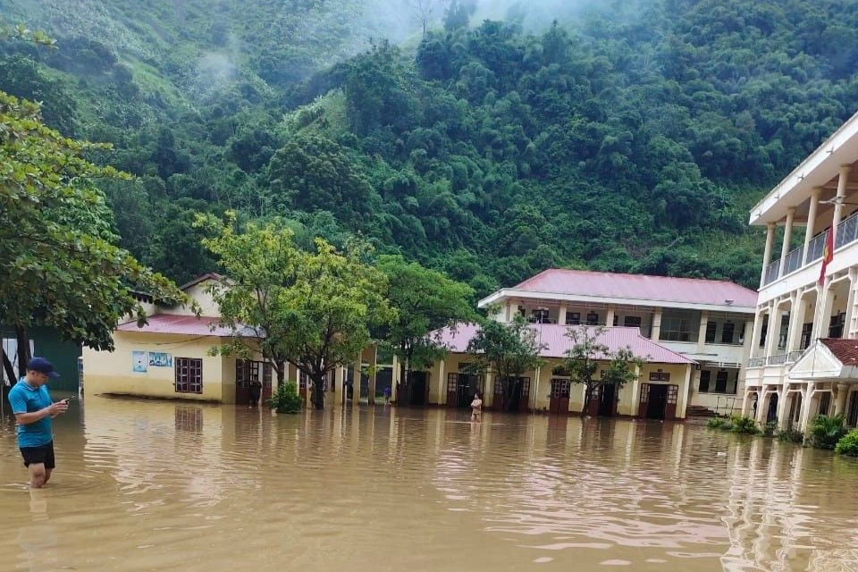 Trường bị nước lũ bủa vây, hơn 200 học sinh phải nghỉ học - 1
