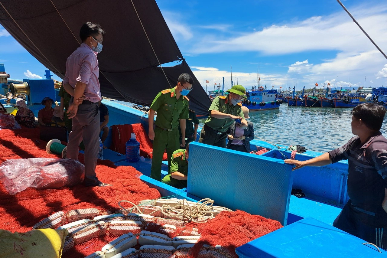 Xuống hầm cá cứu đồng nghiệp, một ngư dân tử vong - 1