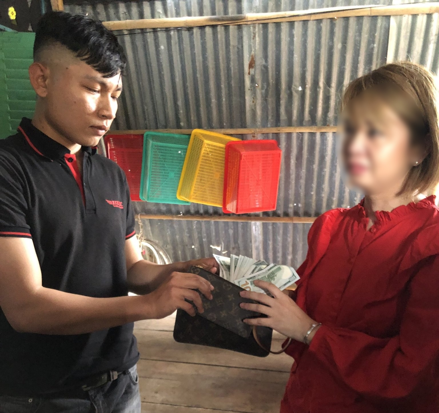 Nam tài xế trả lại 4.000 USD cho Việt kiều Mỹ - 1