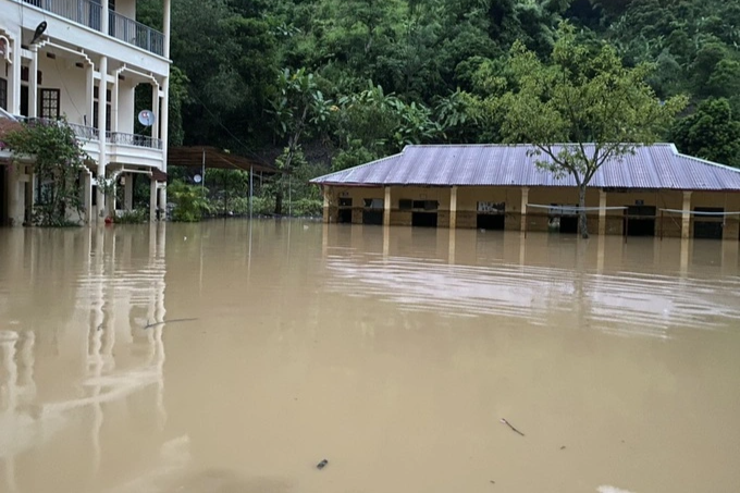 Trường bị nước lũ bủa vây, hơn 200 học sinh phải nghỉ học - 2
