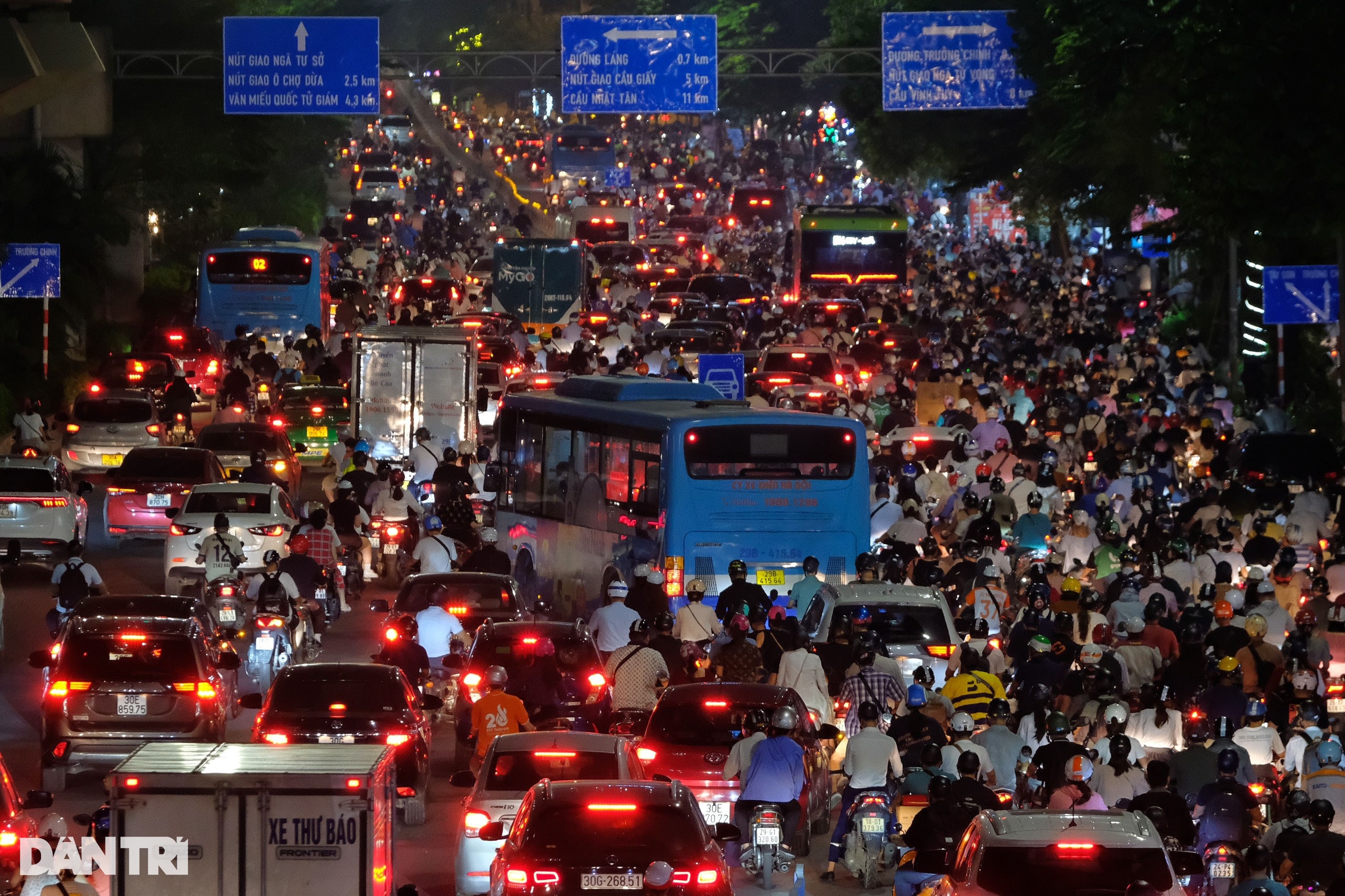 Hà Nội: &quot;Biển người&quot; chen chúc giờ tan tầm - Ảnh 8.