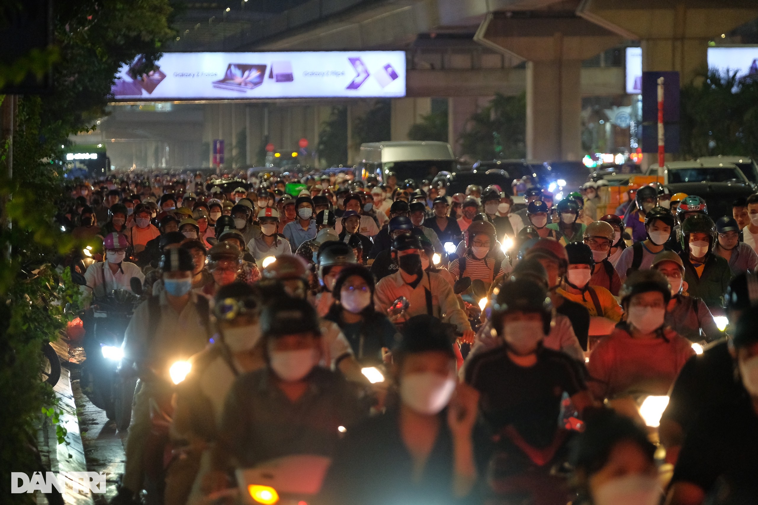 Hà Nội: &quot;Biển người&quot; chen chúc giờ tan tầm - Ảnh 12.