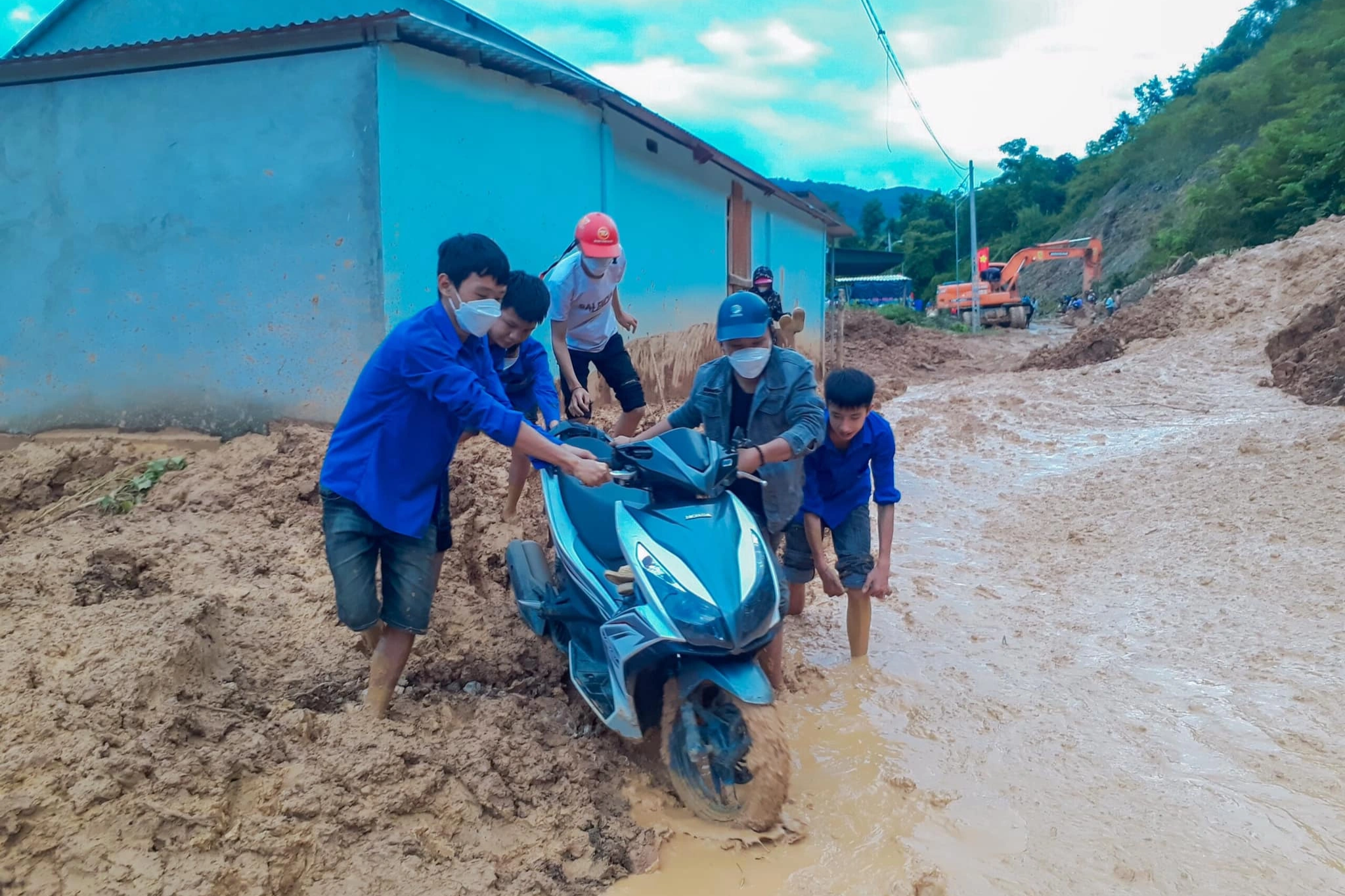 Hàng nghìn người dân đang bị cô lập, chia cắt do mưa lũ - 5