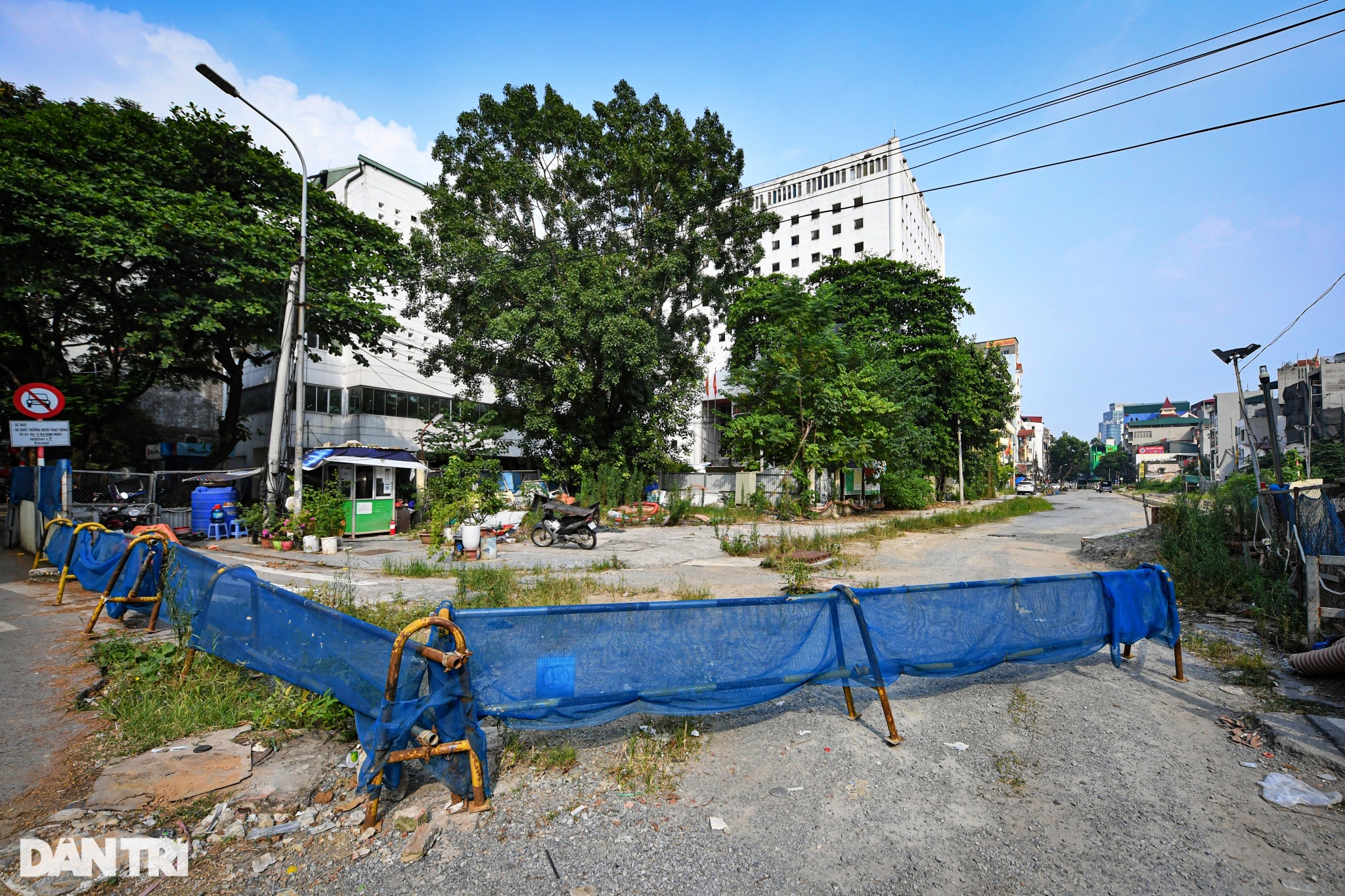 Cỏ cây mọc um tùm trên đại công trường dự án metro Nhổn - ga Hà Nội - 4