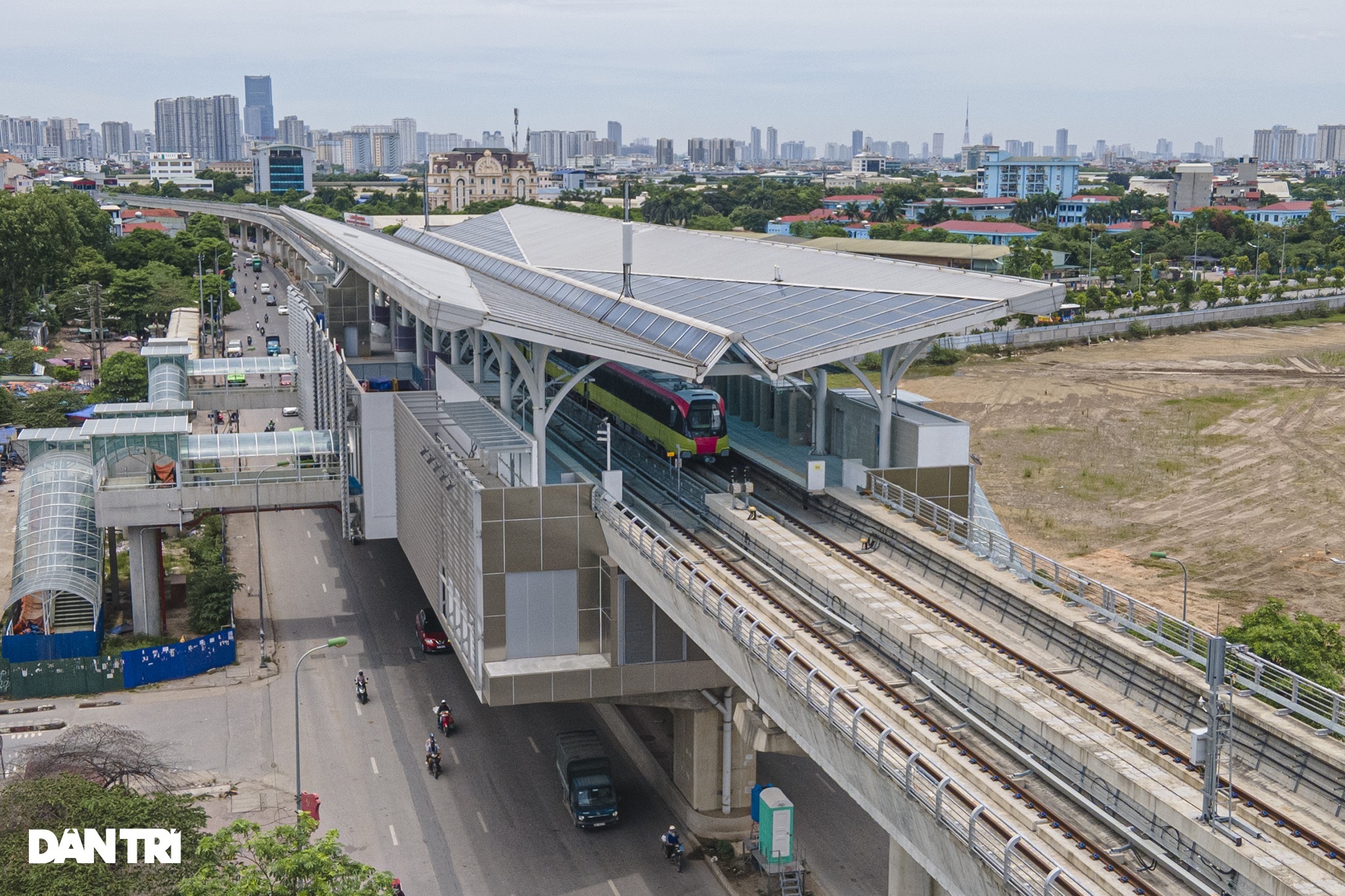 Cỏ cây mọc um tùm trên đại công trường dự án metro Nhổn - ga Hà Nội - 16