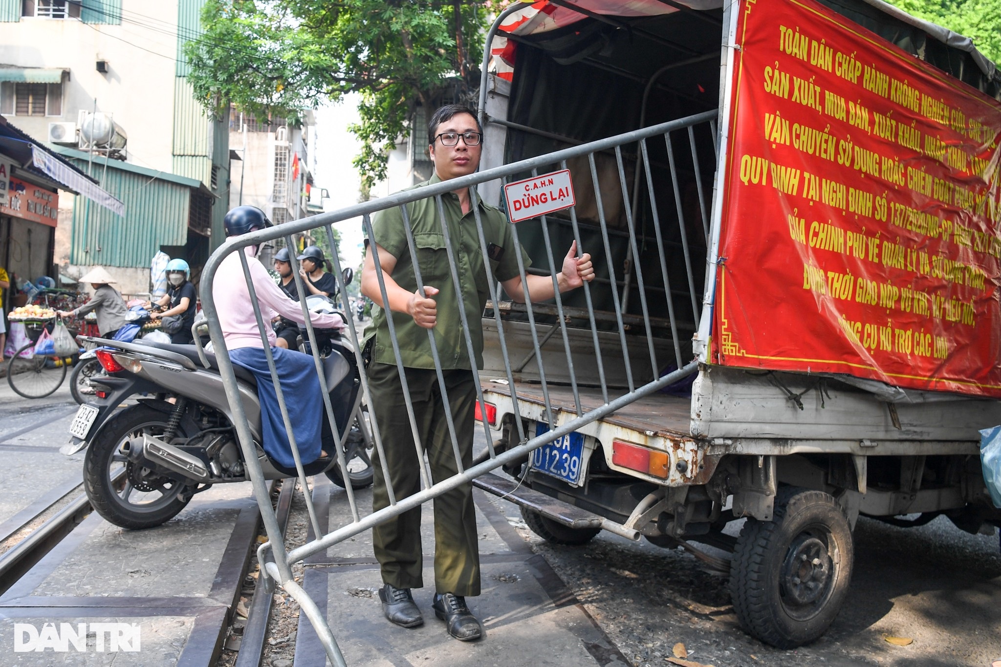 Hà Nội dựng hàng rào phong tỏa phố cà phê đường tàu - 1