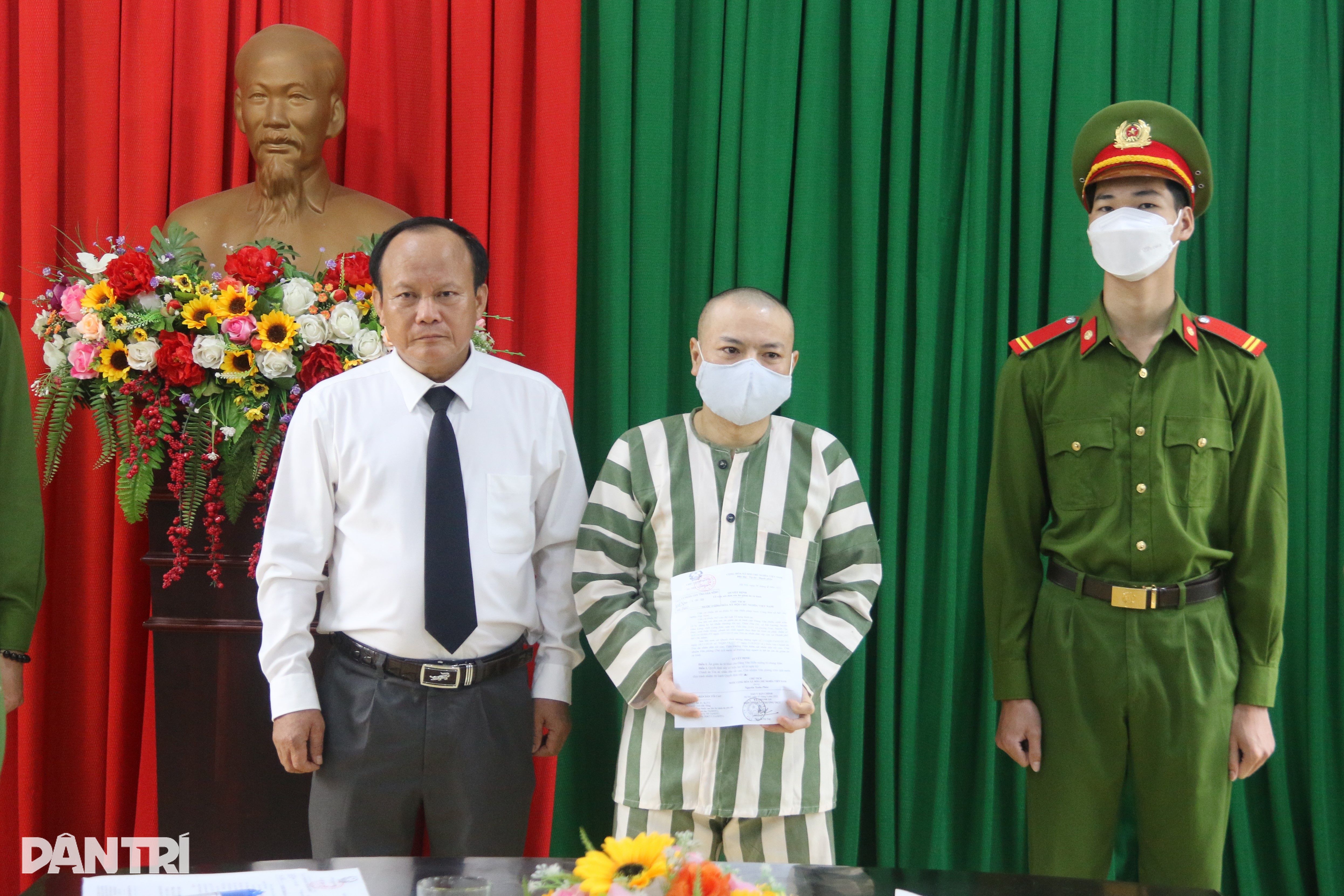 Tử tù Đặng Văn Hiến bật khóc khi được ân giảm xuống chung thân - 2 Tử tù Đặng Văn Hiến bật khóc khi được ân giảm xuống chung thân - 2