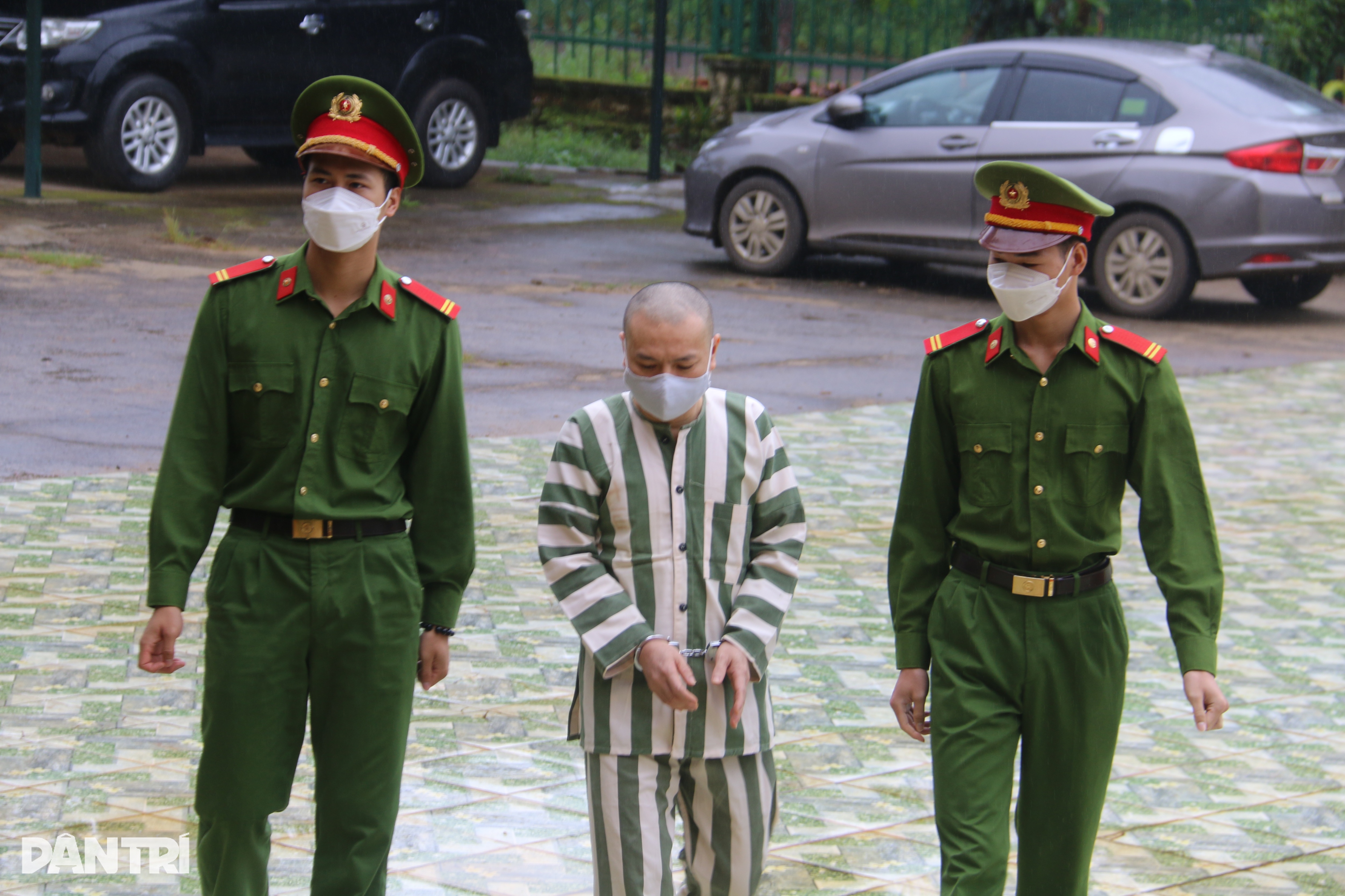 Tử tù Đặng Văn Hiến bật khóc khi được ân giảm xuống chung thân - 1 Tử tù Đặng Văn Hiến bật khóc khi được ân giảm xuống chung thân - 1