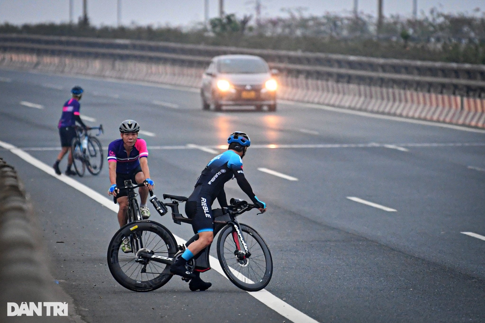 Nháo nhào vác xe đạp bỏ chạy khi bị phát hiện đi vào làn đường 80km/h - 4