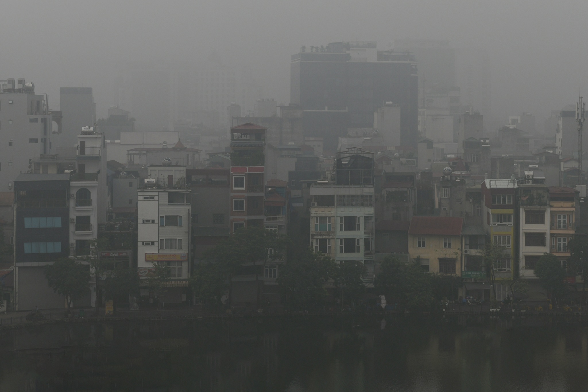 Cảnh báo Hà Nội ô nhiễm không khí, nhiều tòa nhà biến mất trong sương mù - 3