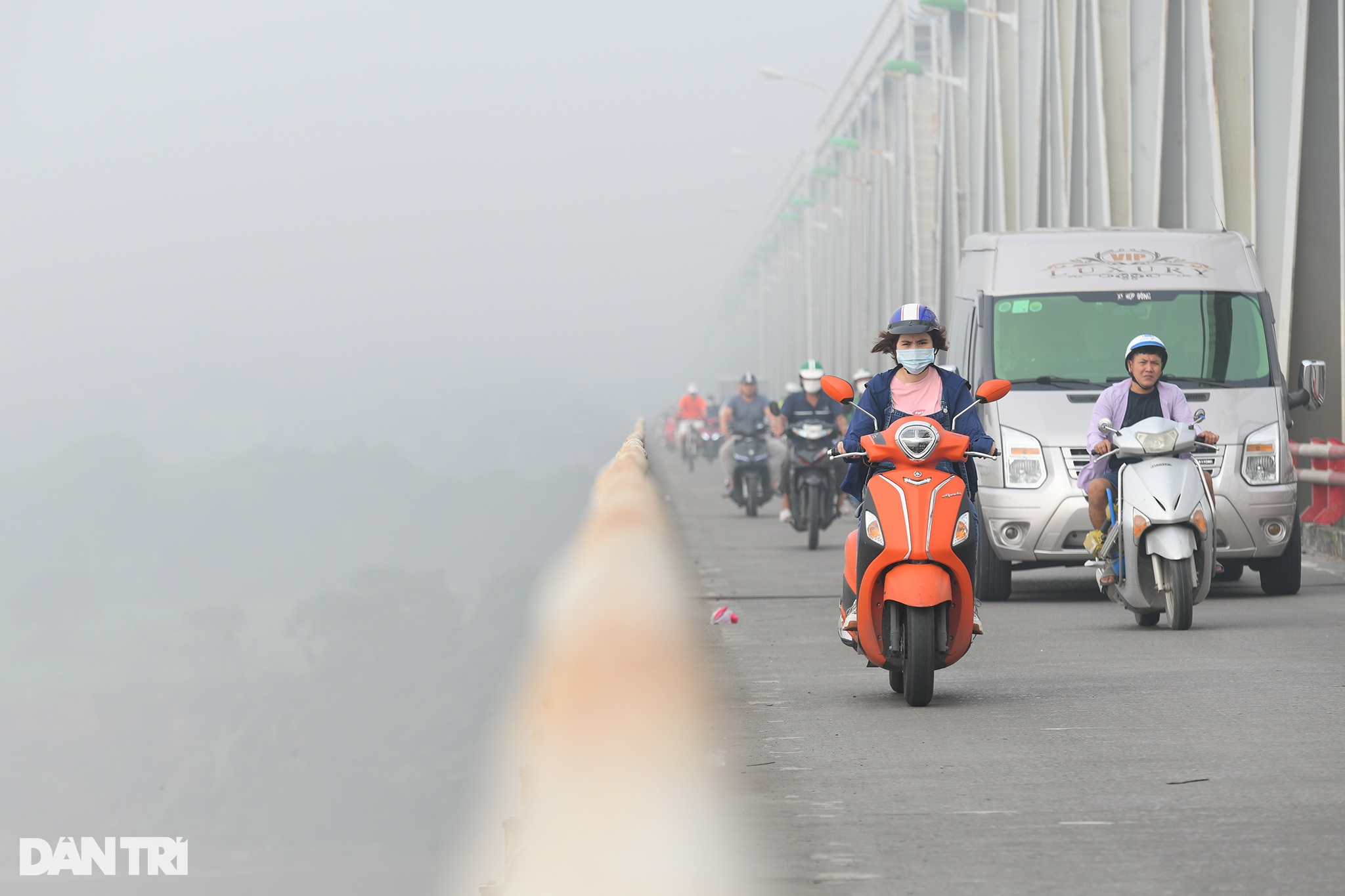 Cảnh báo Hà Nội ô nhiễm không khí, nhiều tòa nhà biến mất trong sương mù - 4