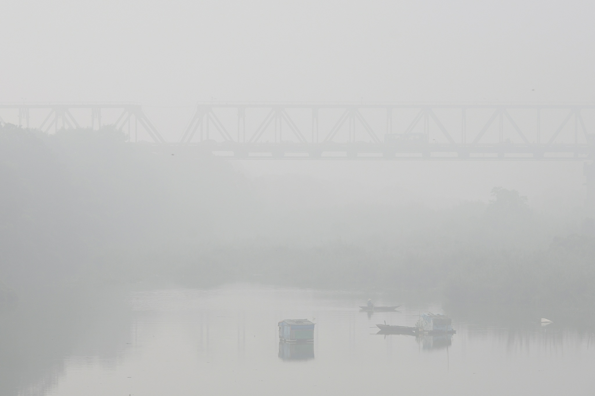 Cảnh báo Hà Nội ô nhiễm không khí, nhiều tòa nhà biến mất trong sương mù - 5