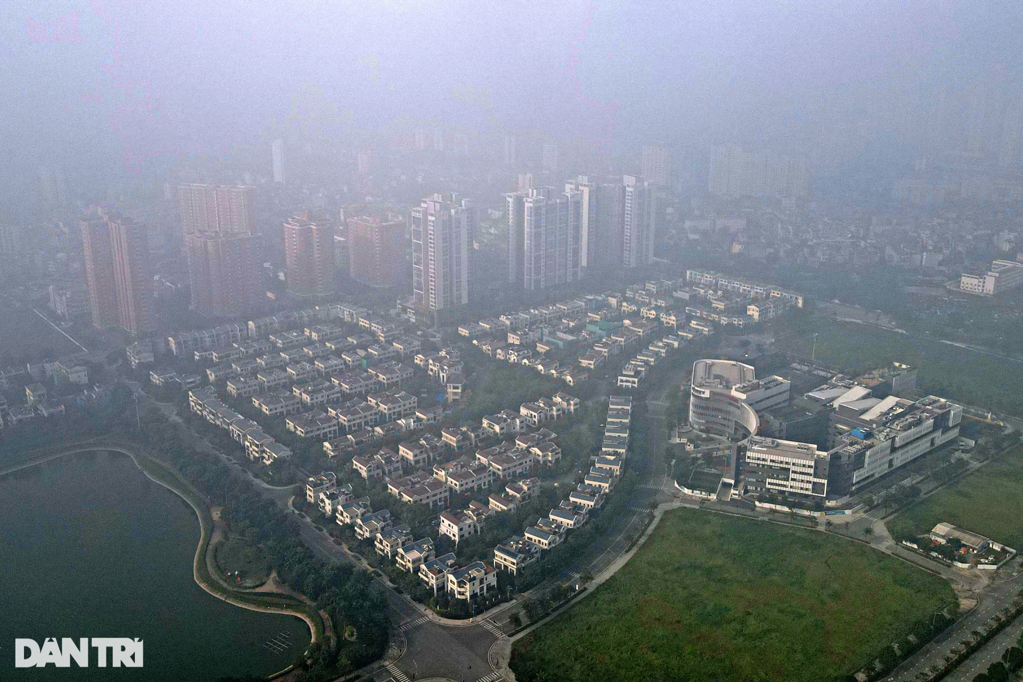 Cảnh báo Hà Nội ô nhiễm không khí, nhiều tòa nhà biến mất trong sương mù - 10