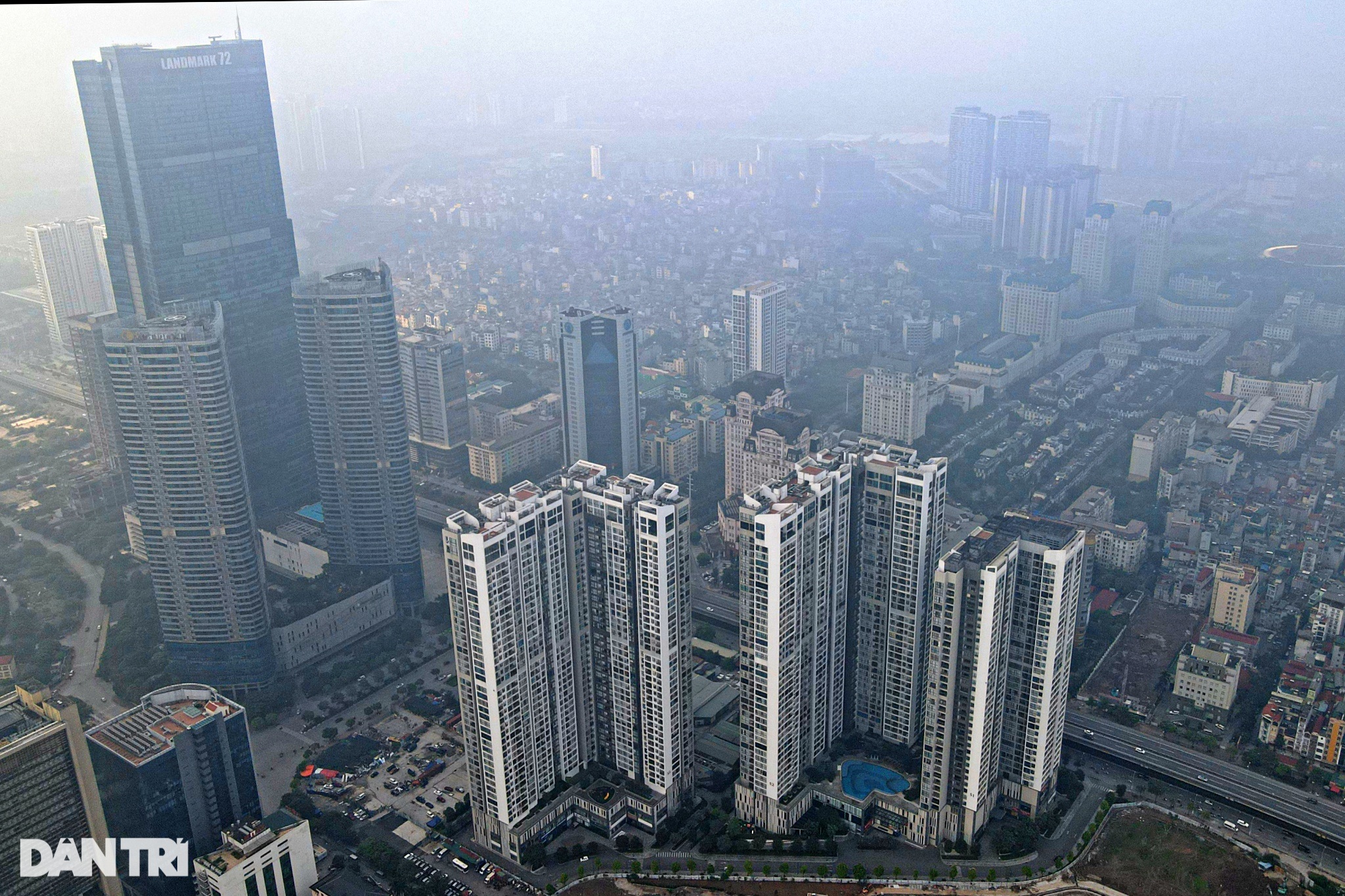 Cảnh báo Hà Nội ô nhiễm không khí, nhiều tòa nhà biến mất trong sương mù - 11