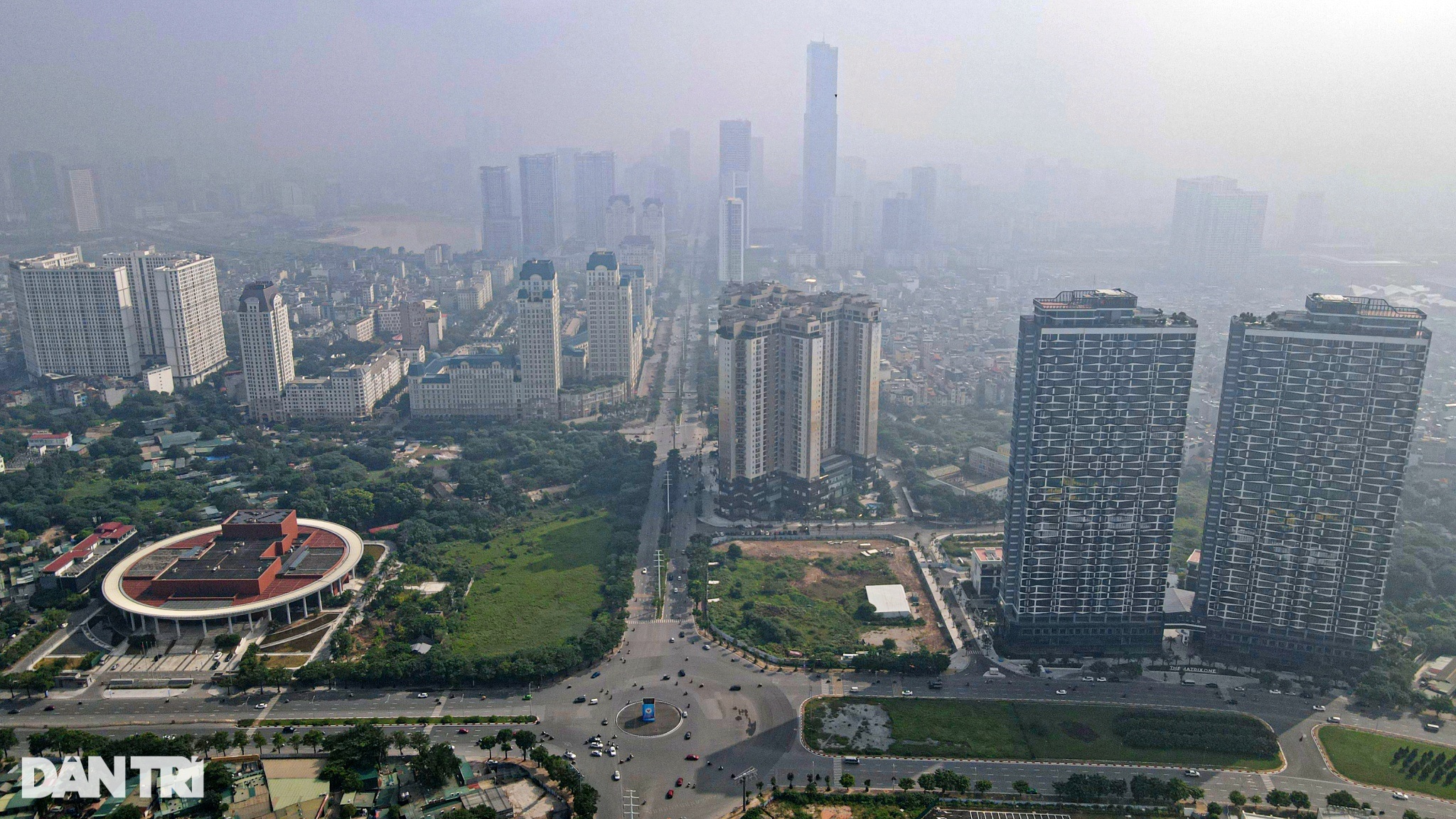 Cảnh báo Hà Nội ô nhiễm không khí, nhiều tòa nhà biến mất trong sương mù - 12