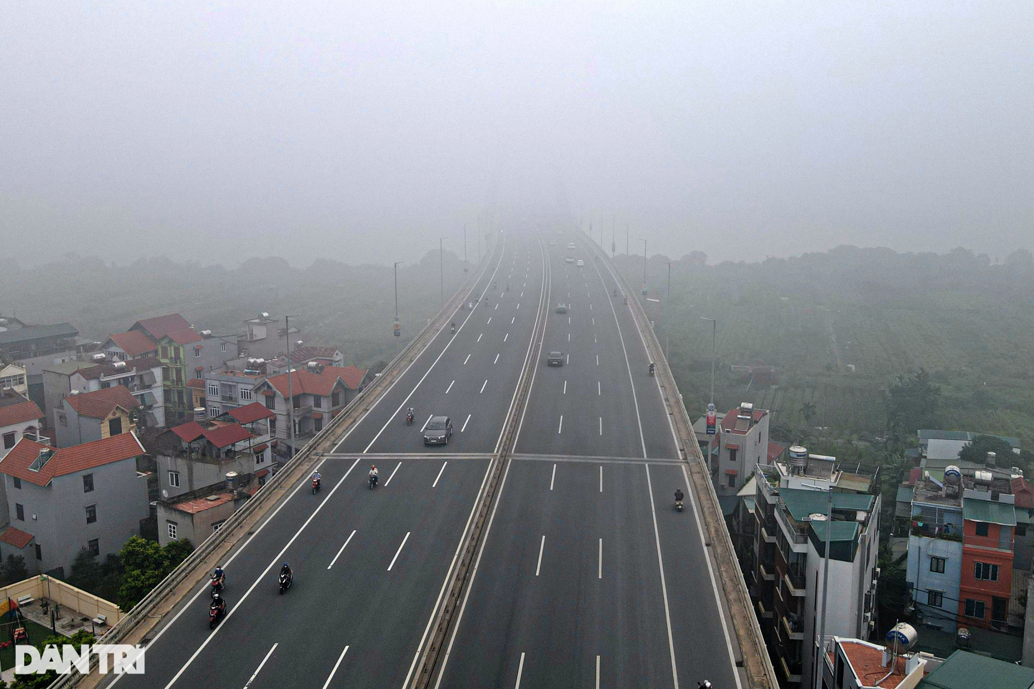 Cảnh báo Hà Nội ô nhiễm không khí, nhiều tòa nhà biến mất trong sương mù - 7